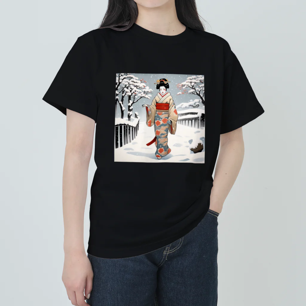 日本の風景 COOL JAPANの日本の風景、冬雪降る中を歩く舞妓さん　MAIKO walking in the snow Heavyweight T-Shirt