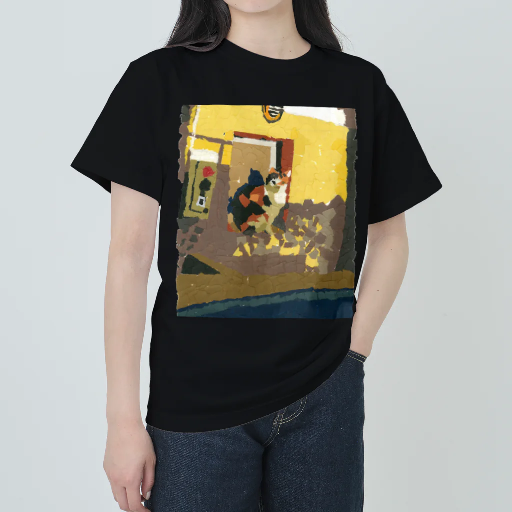 Yuhki | おばけのゆうき 公式オンラインショップ　【ちぎり絵・貼り絵のTシャツ・パーカー・スマホケース・バッグ・日用品・雑貨・文具・ドッグTシャツなど販売中】の地域猫の三毛猫みけちゃん(ちぎり絵) ヘビーウェイトTシャツ