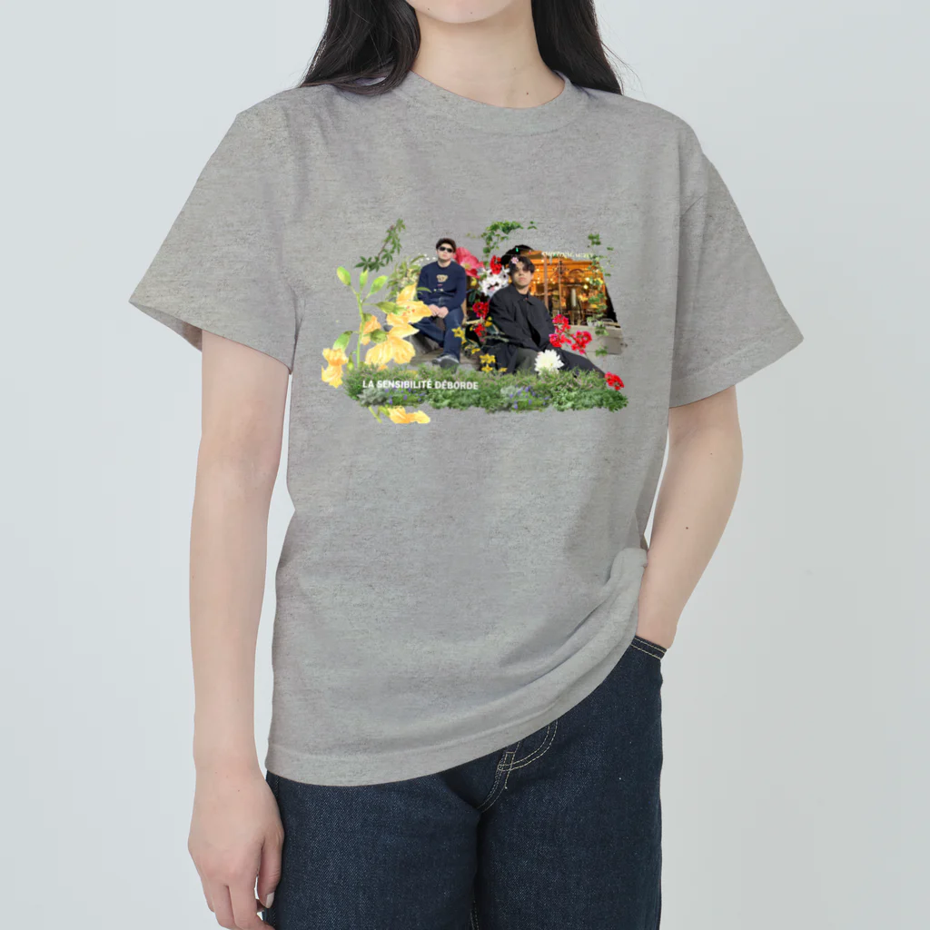 Urchin livin' under the streetのflowers deborde Heavyweight T-Shirt