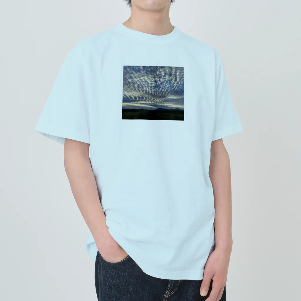 kawattiの画像店の雲に占領された青空 Heavyweight T-Shirt