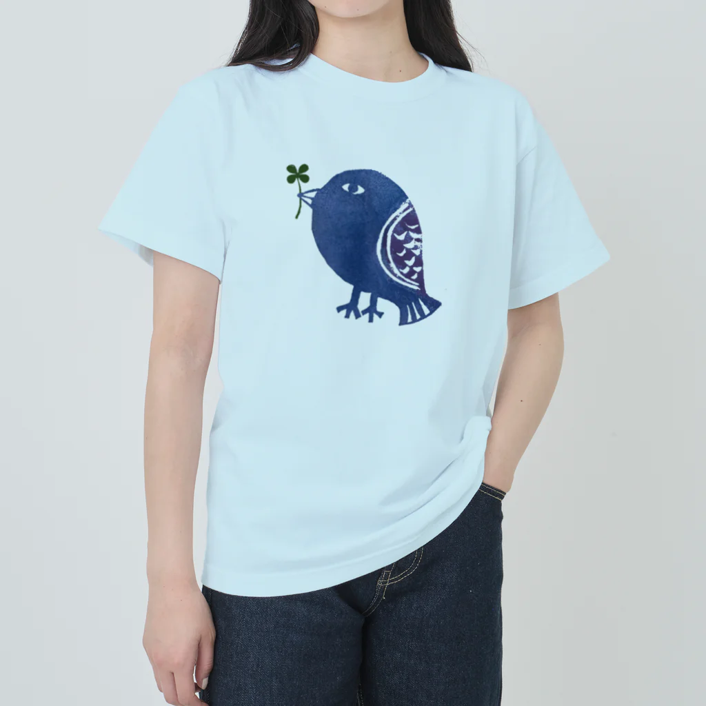 春雪雑貨店❄️の四つ葉をくわえた鳥さん ヘビーウェイトTシャツ