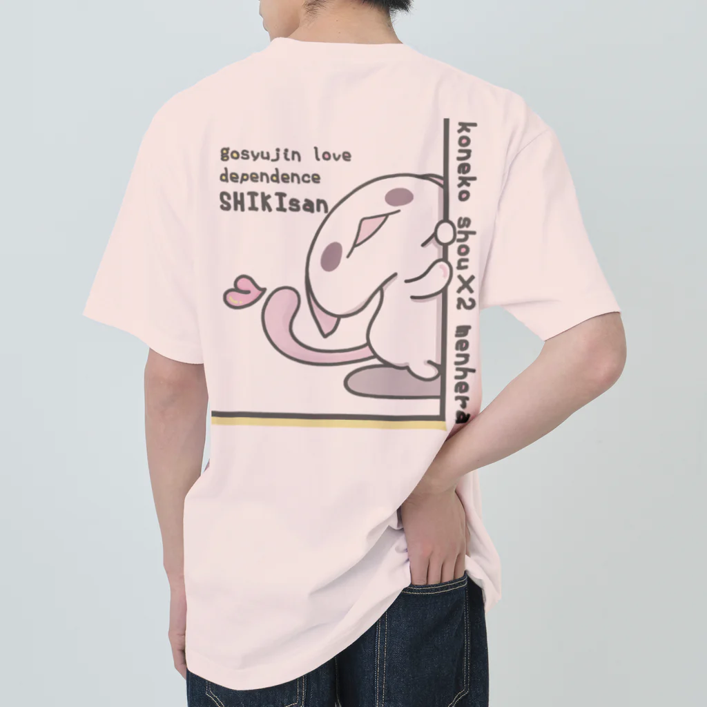 itsuto-こねこしょうしょうめんへらのせなか「しきさんが、こちらをみているよ」 ヘビーウェイトTシャツ