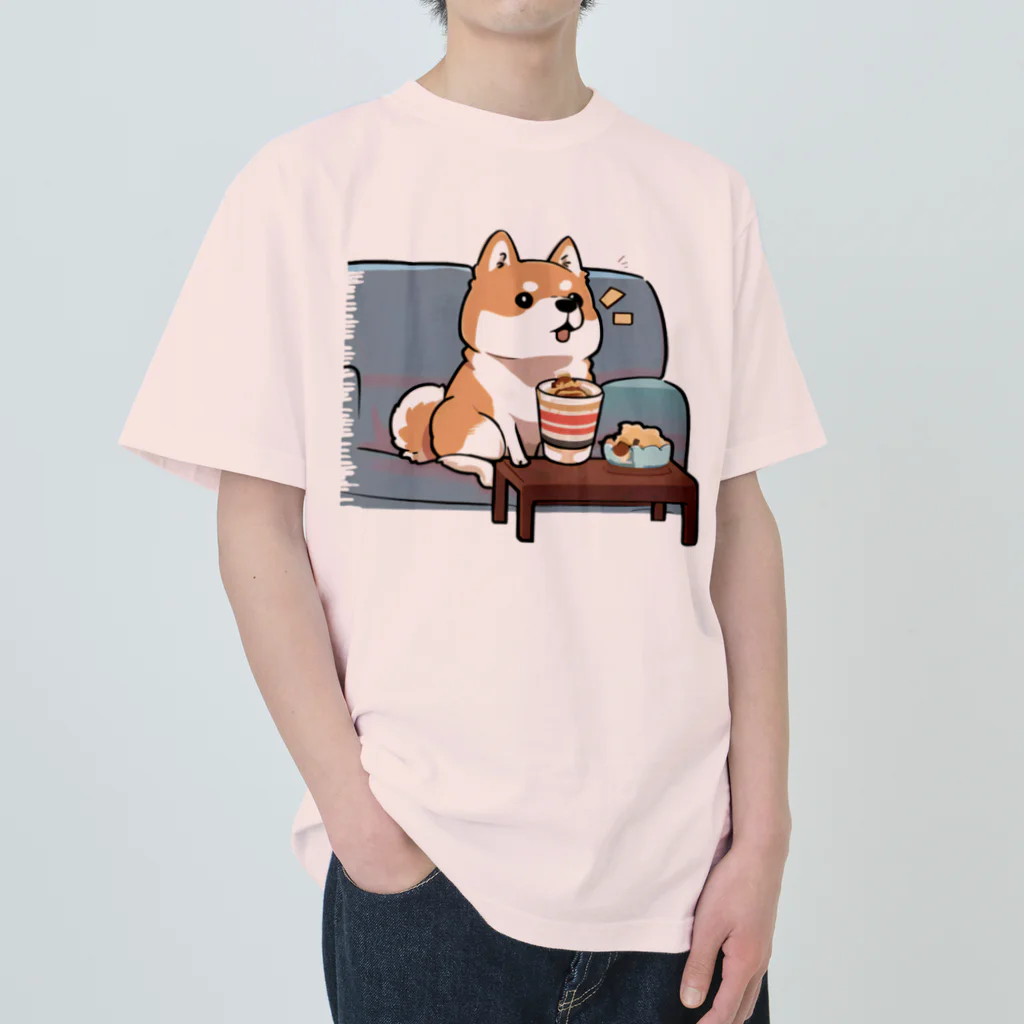 L.T.M（エル.ティー.エム）のソファーでテレビを見ている柴犬 Heavyweight T-Shirt