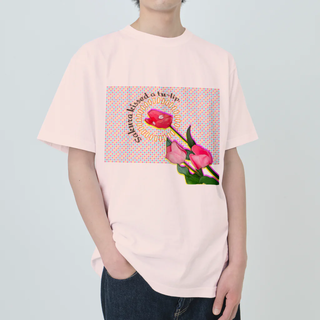 太郎丸のSakura kissed a tulip. Heavyweight T-Shirt