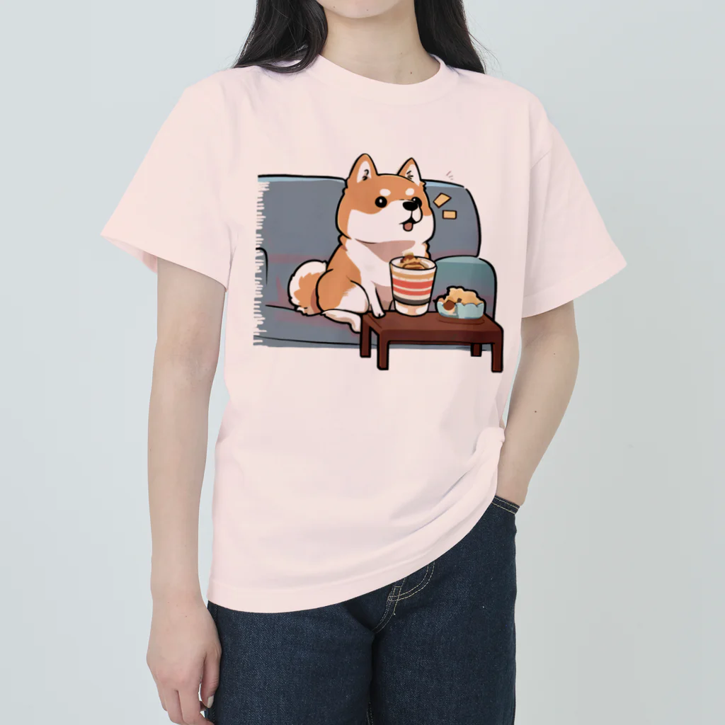 L.T.M（エル.ティー.エム）のソファーでテレビを見ている柴犬 Heavyweight T-Shirt