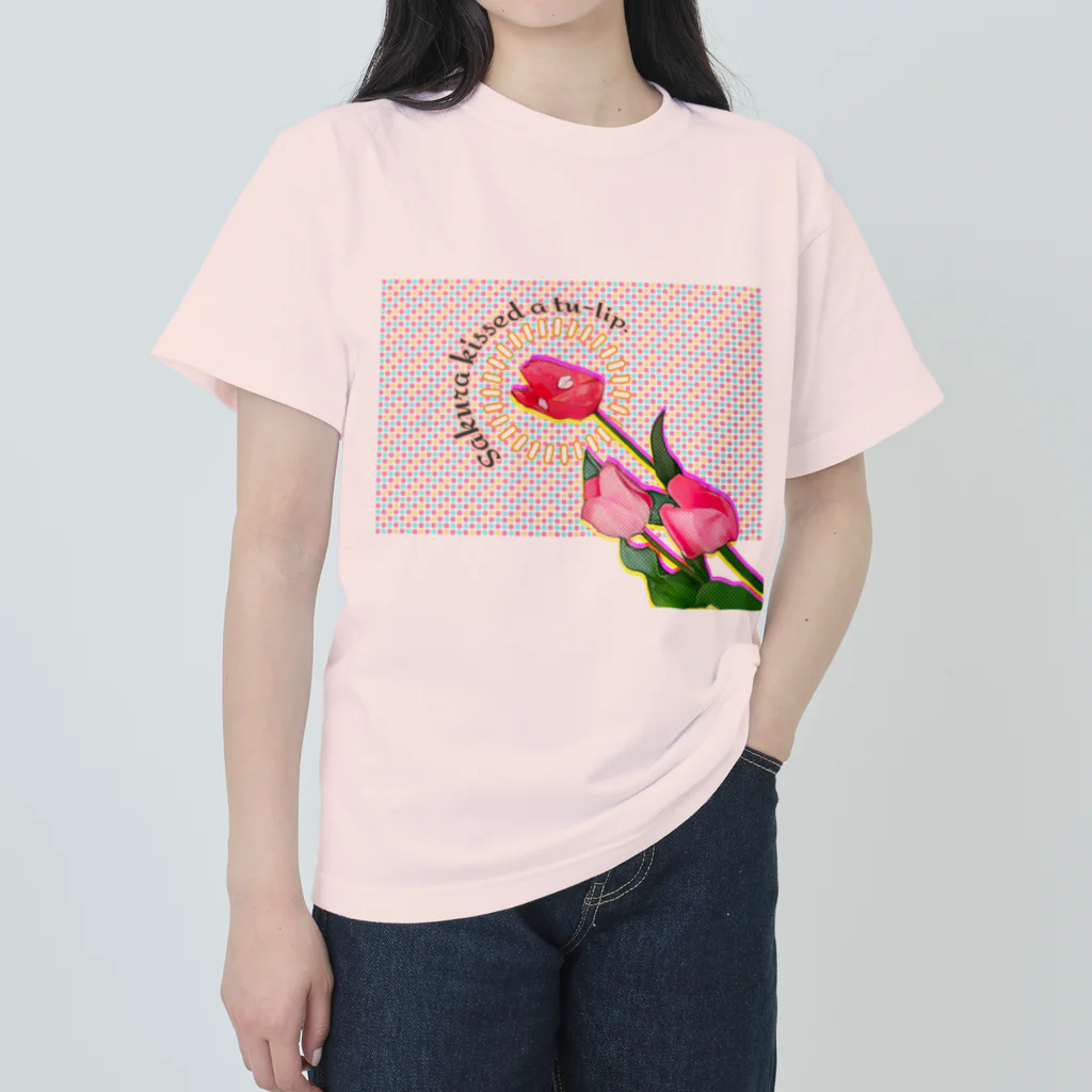 太郎丸のSakura kissed a tulip. Heavyweight T-Shirt