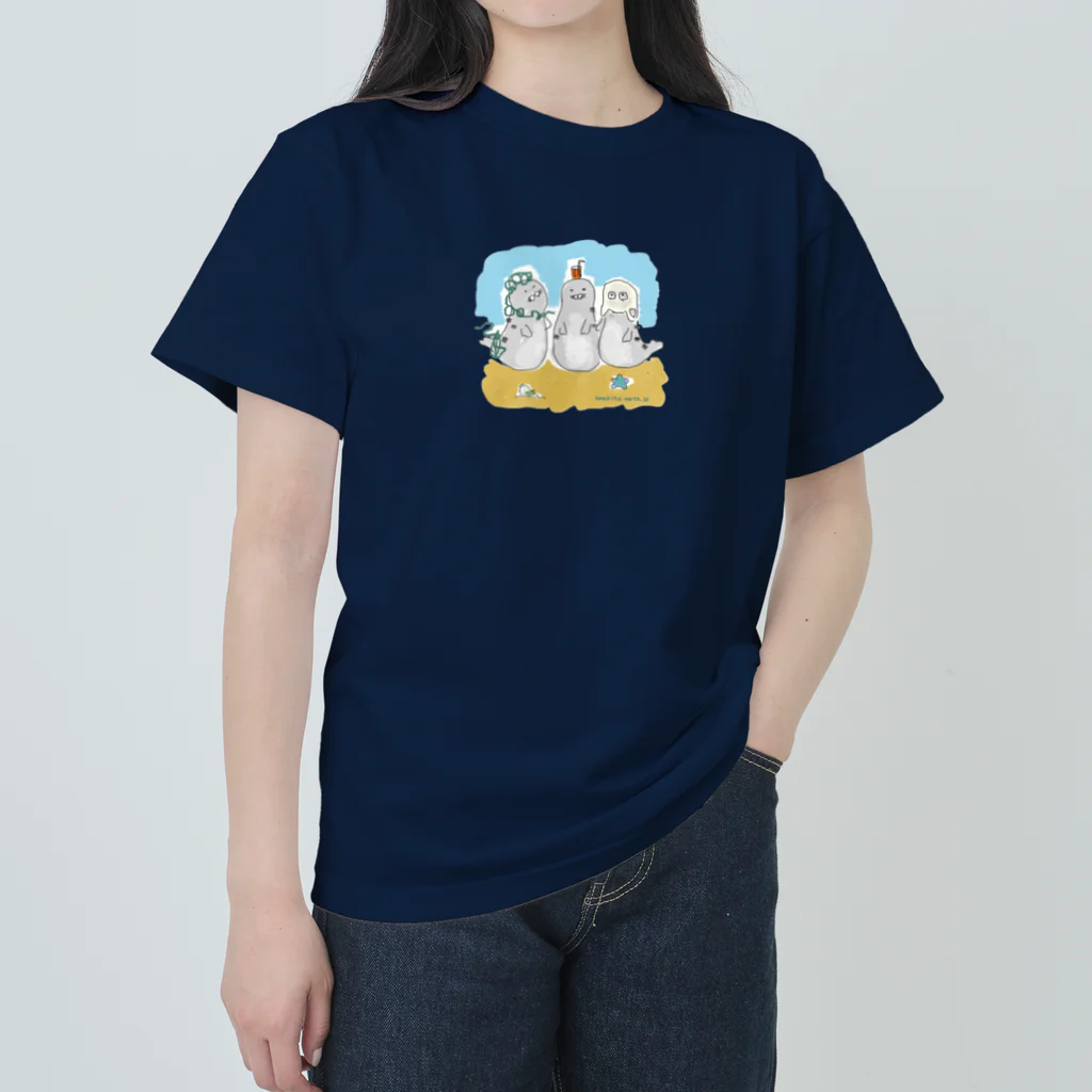 Beautiful Earthの海ゴミに悩むアザラシ3兄弟 Heavyweight T-Shirt