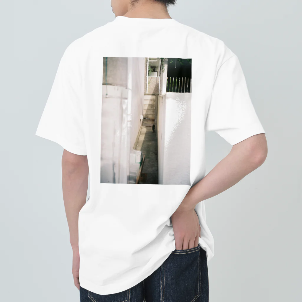 Okの白い路地と猫 Heavyweight T-Shirt