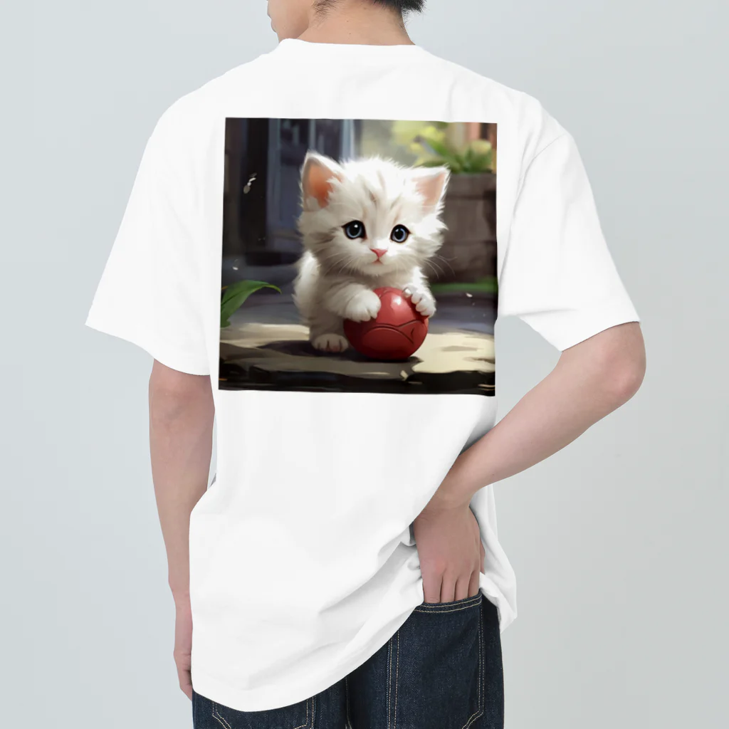 恥ずかしがり屋のねこショップの 寝ているかわいいこ猫 Heavyweight T-Shirt