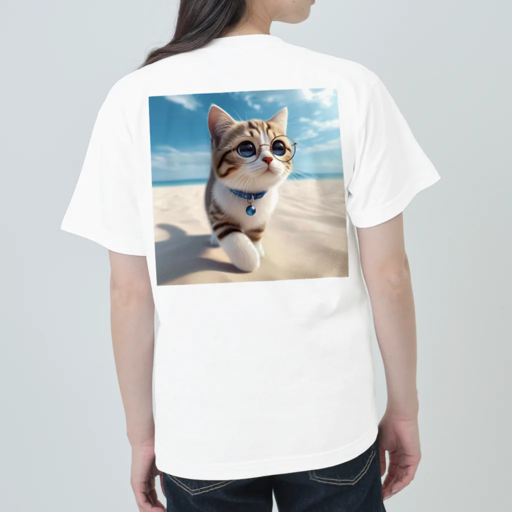 猫と紡ぐ物語の南国の海辺を歩く勇ましさに胸キュン猫 ヘビーウェイトTシャツ