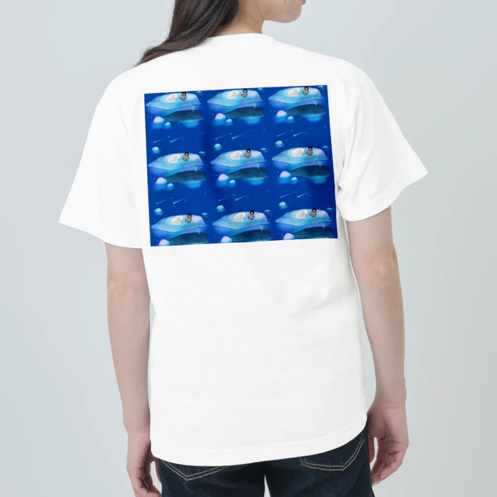 NORIMA'S SHOP の漂流した氷の上でクジラを眺めるしろくまくんとペンギンちゃん Heavyweight T-Shirt