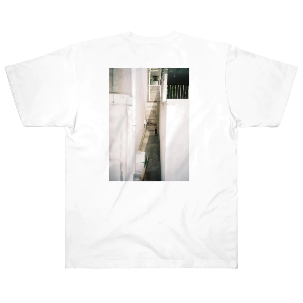 Okの白い路地と猫 Heavyweight T-Shirt