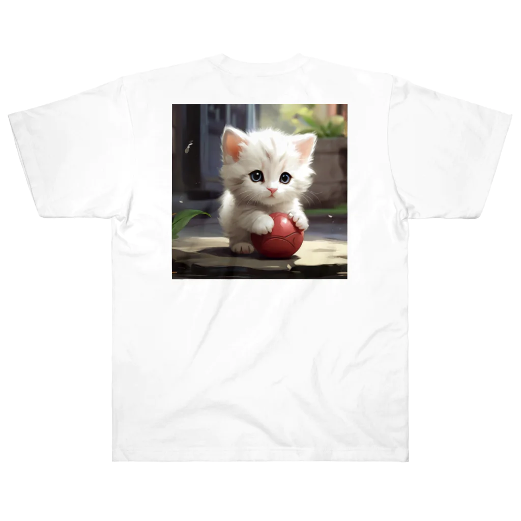 恥ずかしがり屋のねこショップの 寝ているかわいいこ猫 ヘビーウェイトTシャツ