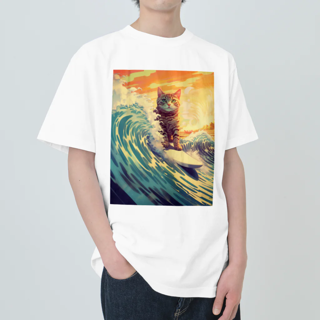 たゆたゆの夕焼けと波乗りする猫 Heavyweight T-Shirt