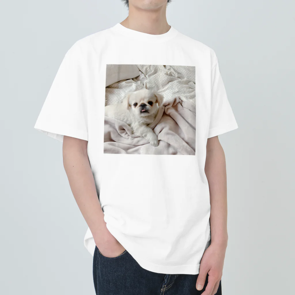 uchinoinumiteの添い寝に誘う犬 ヘビーウェイトTシャツ