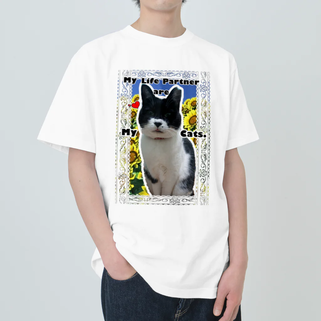 あしたのひまわりの目力たっぷりの白黒猫モンドちゃん ヘビーウェイトTシャツ