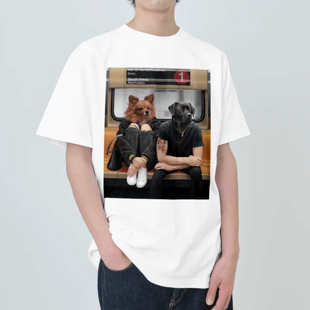 Mottan‘s Art Goods Shopの地下鉄の乗る　犬のカップル Heavyweight T-Shirt