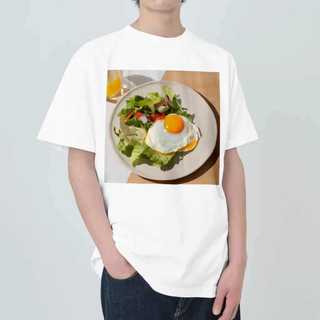 わくわく315-SHOPの目玉焼きとサラダのプレート風アート Heavyweight T-Shirt