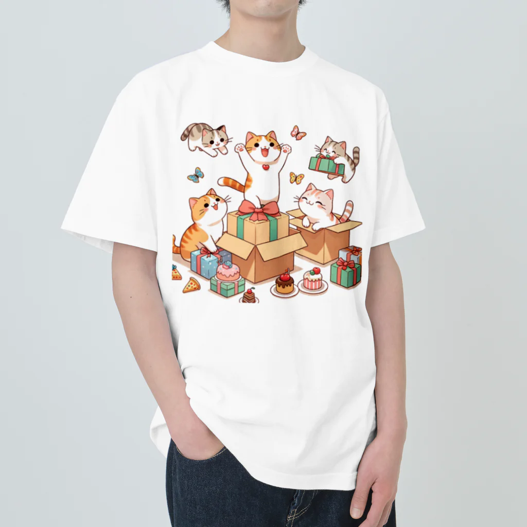 uyuyoshieのプレゼントを開けて喜ぶ可愛い猫たち Heavyweight T-Shirt