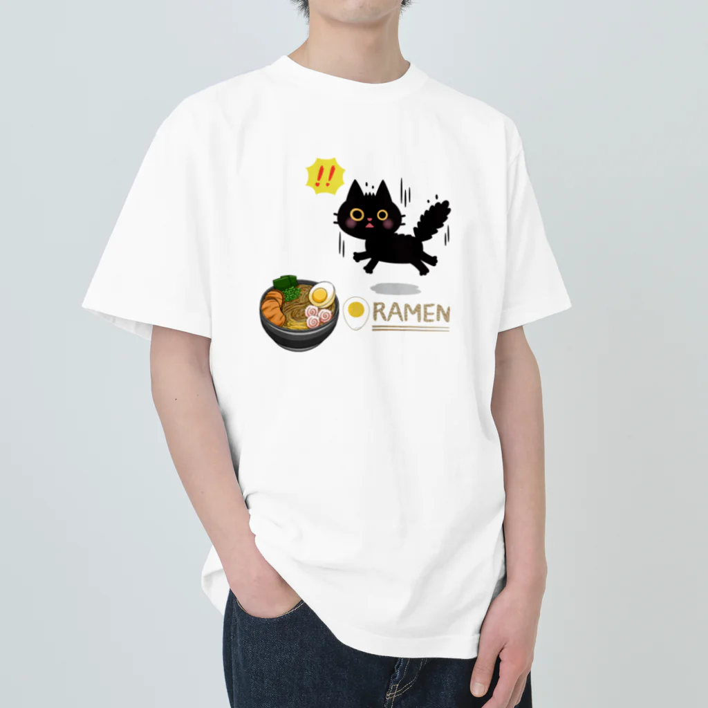 MirofuruDesignのラーメンが大好きな黒猫がラーメンを見つけて驚いている ヘビーウェイトTシャツ