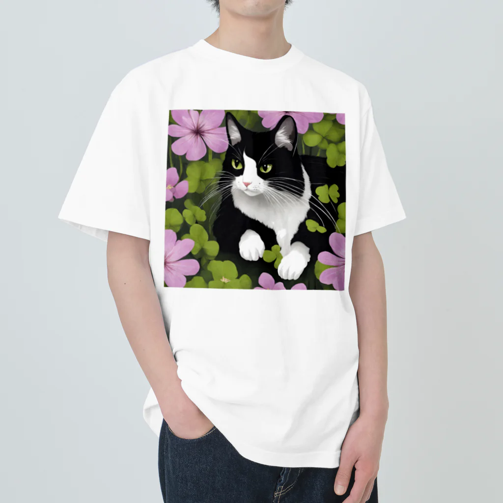 capcat1919のハチワレ白黒猫とオキザリス Heavyweight T-Shirt