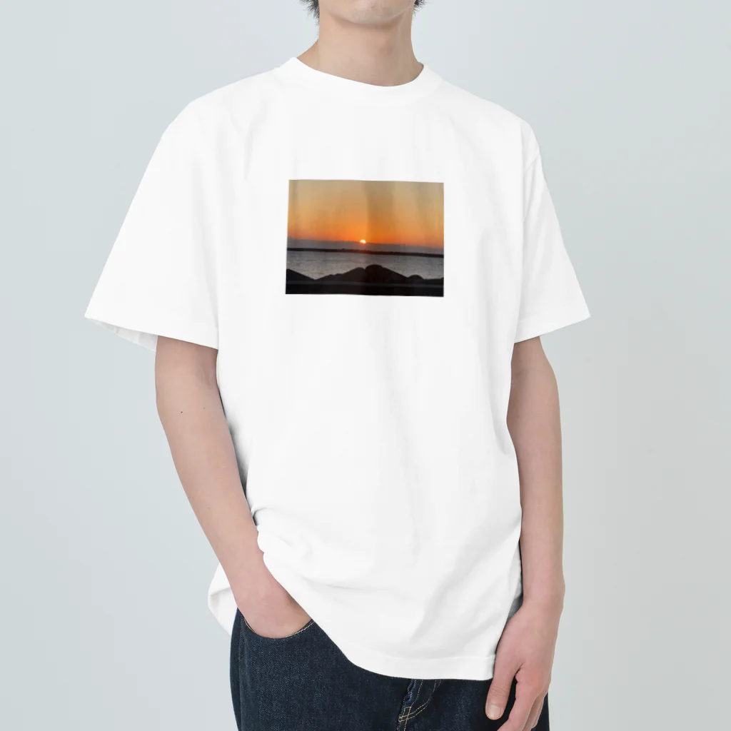 玉手箱の海に輝く朝日 Heavyweight T-Shirt