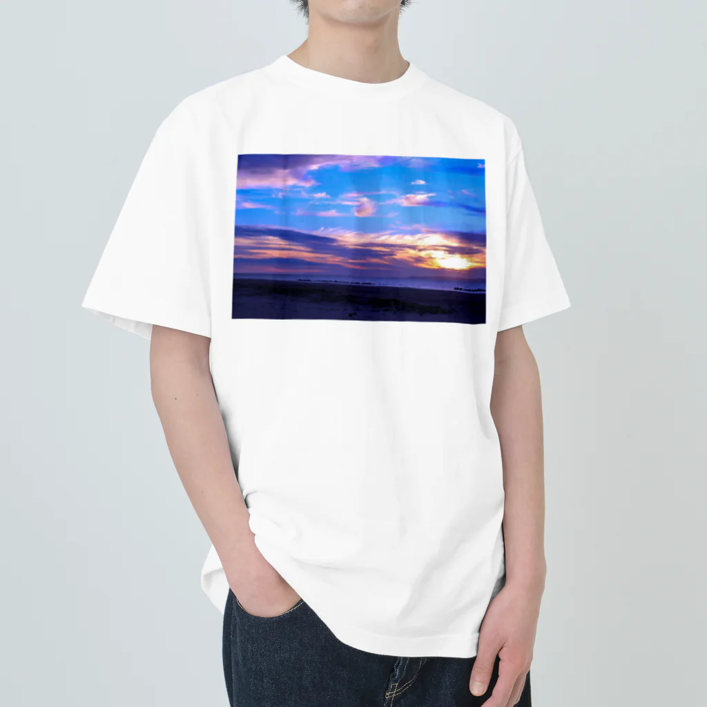 気まぐれ雪だるまの夕焼けの海 Heavyweight T-Shirt