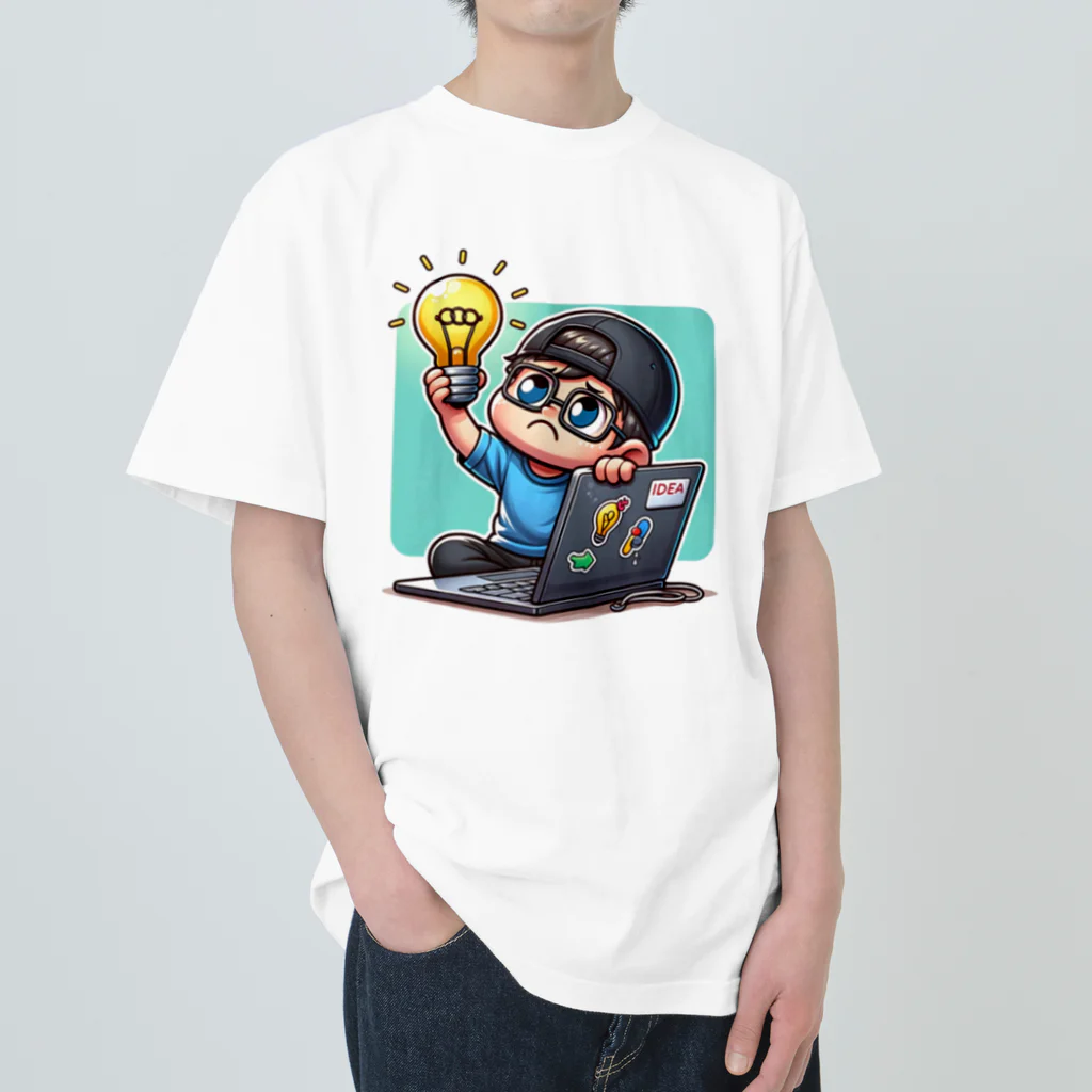 AKECのインスピレーションを求めて: アイデア電球を掲げ、空を見上げるプログラマー ヘビーウェイトTシャツ