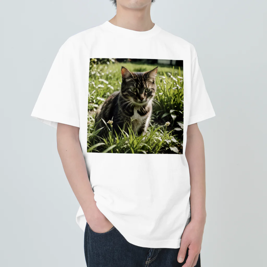 安達聖也の草むらの猫 Heavyweight T-Shirt