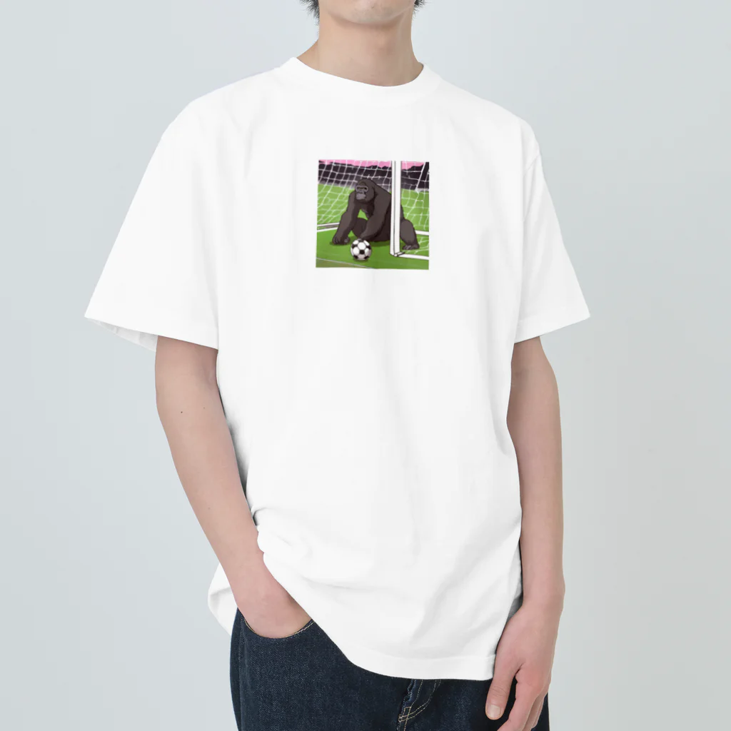 ganeshaのサッカーでゴールを守る白黒のゴリラ Heavyweight T-Shirt
