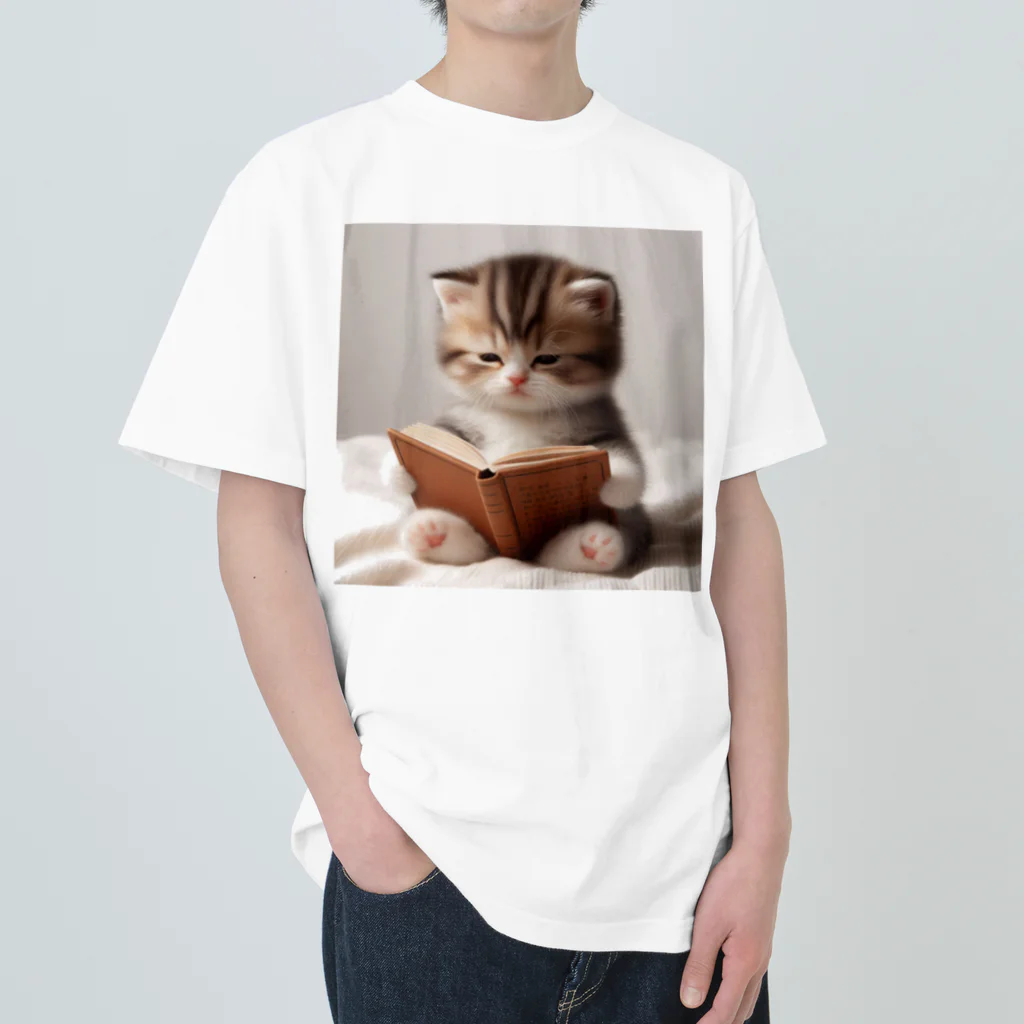 しんふぉショップの読書する赤ちゃんネコのグッズ Heavyweight T-Shirt