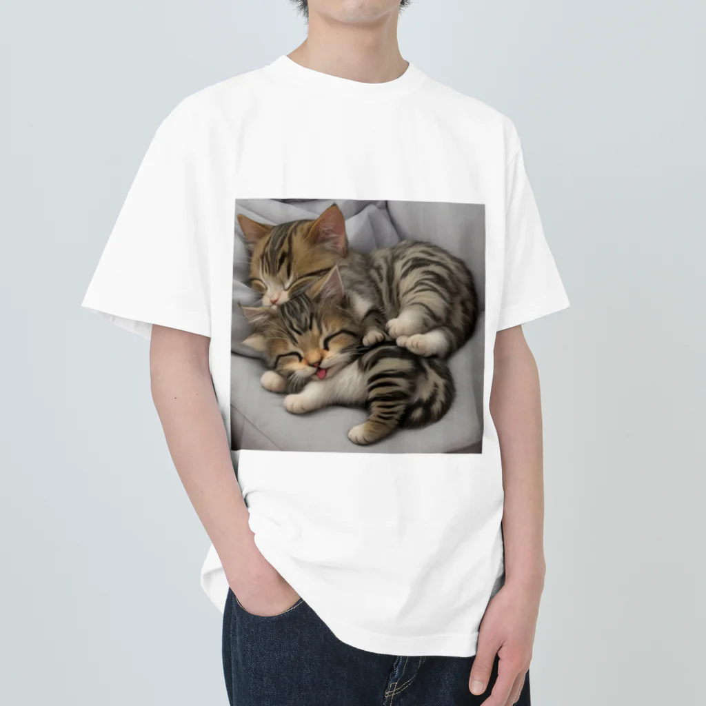 恥ずかしがり屋のねこショップの 寝ているかわいいこ猫 Heavyweight T-Shirt