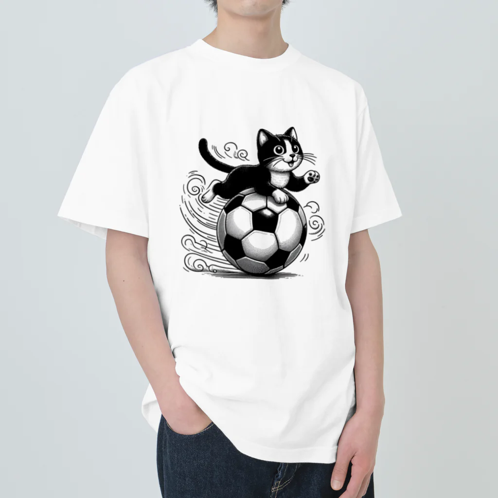 ボールボーイの猫とサッカーボール白黒 Heavyweight T-Shirt