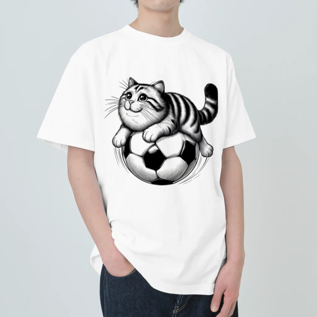 ボールボーイのまる猫サッカーボール乗り Heavyweight T-Shirt