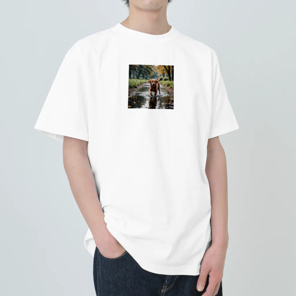 kokin0の水辺を歩く犬 dog on the water Heavyweight T-Shirt