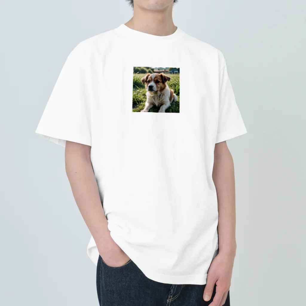 kokin0の草むらで斜めを見つめる犬 dog looking for the anywhere Heavyweight T-Shirt