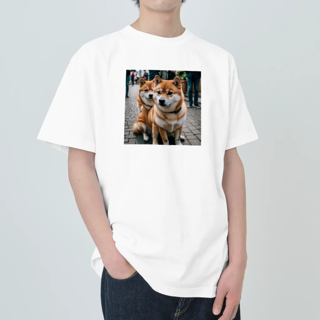 kaerinｰofficeの2匹のかわいい柴犬が仲良く並んで写っています。 Heavyweight T-Shirt