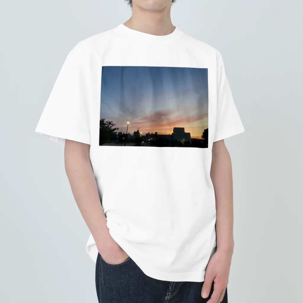 さちの部屋のとある日の夕焼け Heavyweight T-Shirt