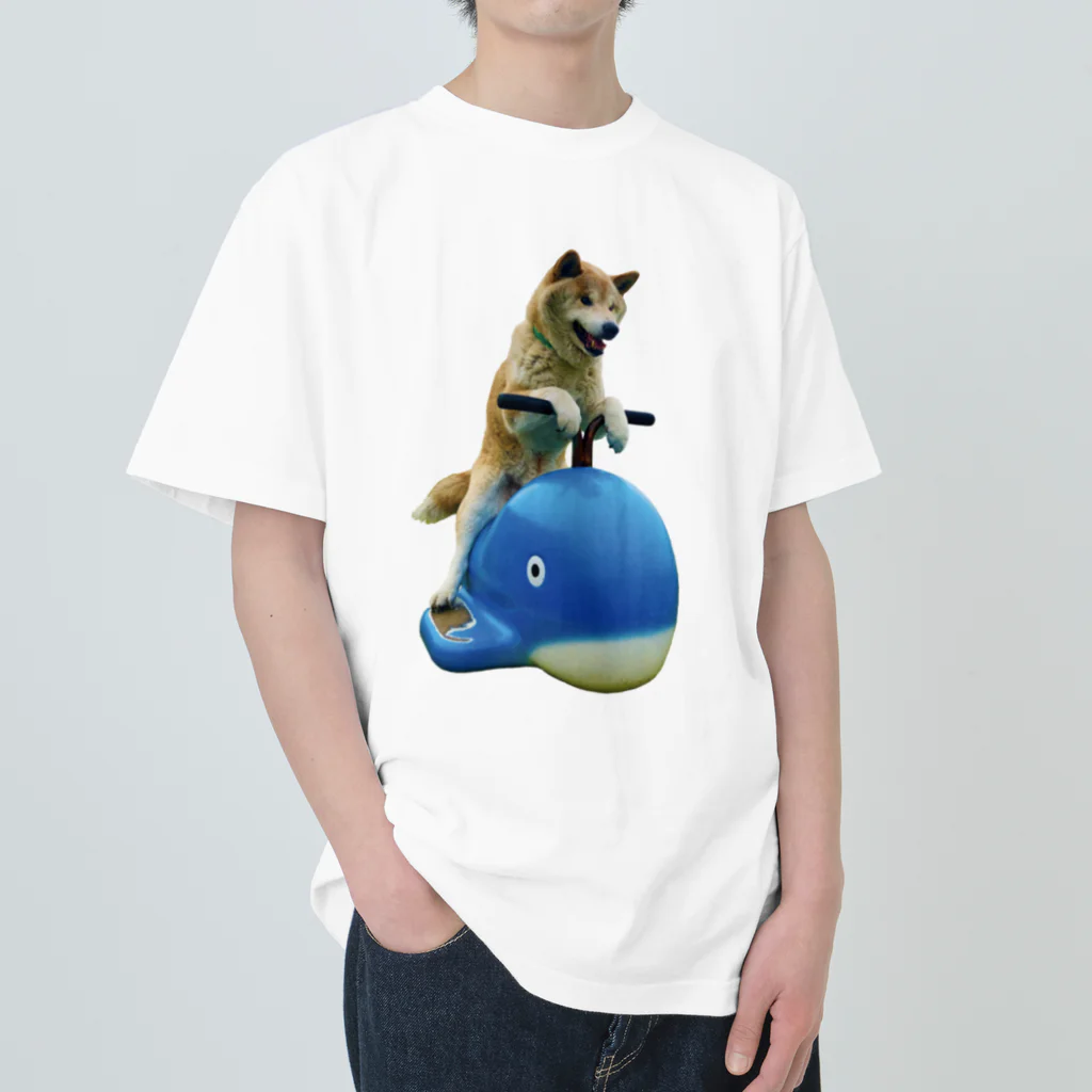 愛犬太郎のグッズのクジラに乗った太郎【柴犬】 ヘビーウェイトTシャツ