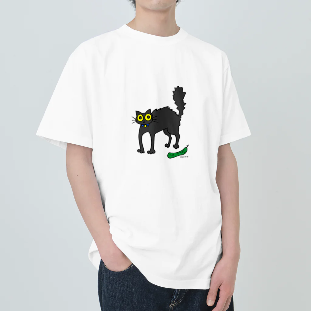 📎若尾桂子📎のキュウリにおどろく黒猫 Heavyweight T-Shirt