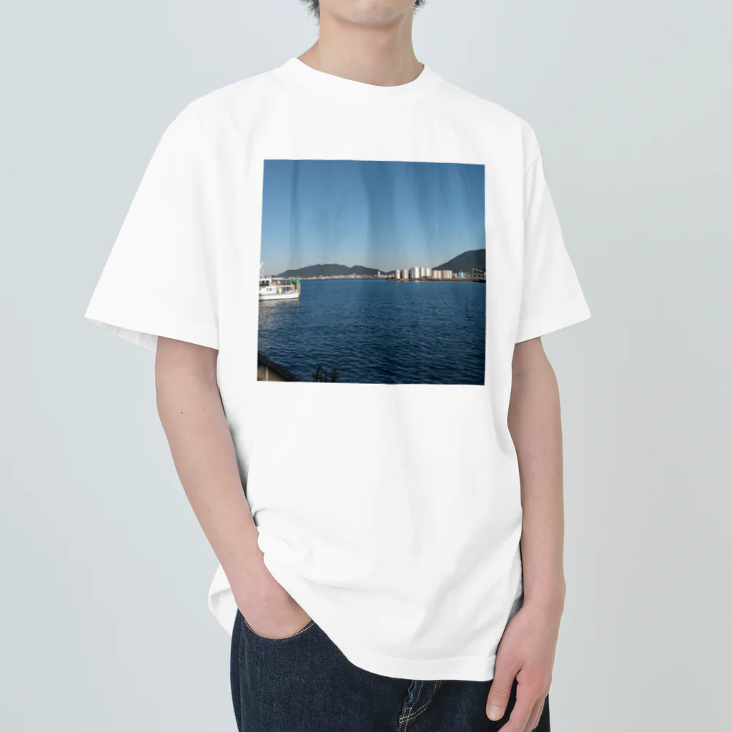 トップダイナミックの静かでピースフルな港風景のTシャツ Heavyweight T-Shirt