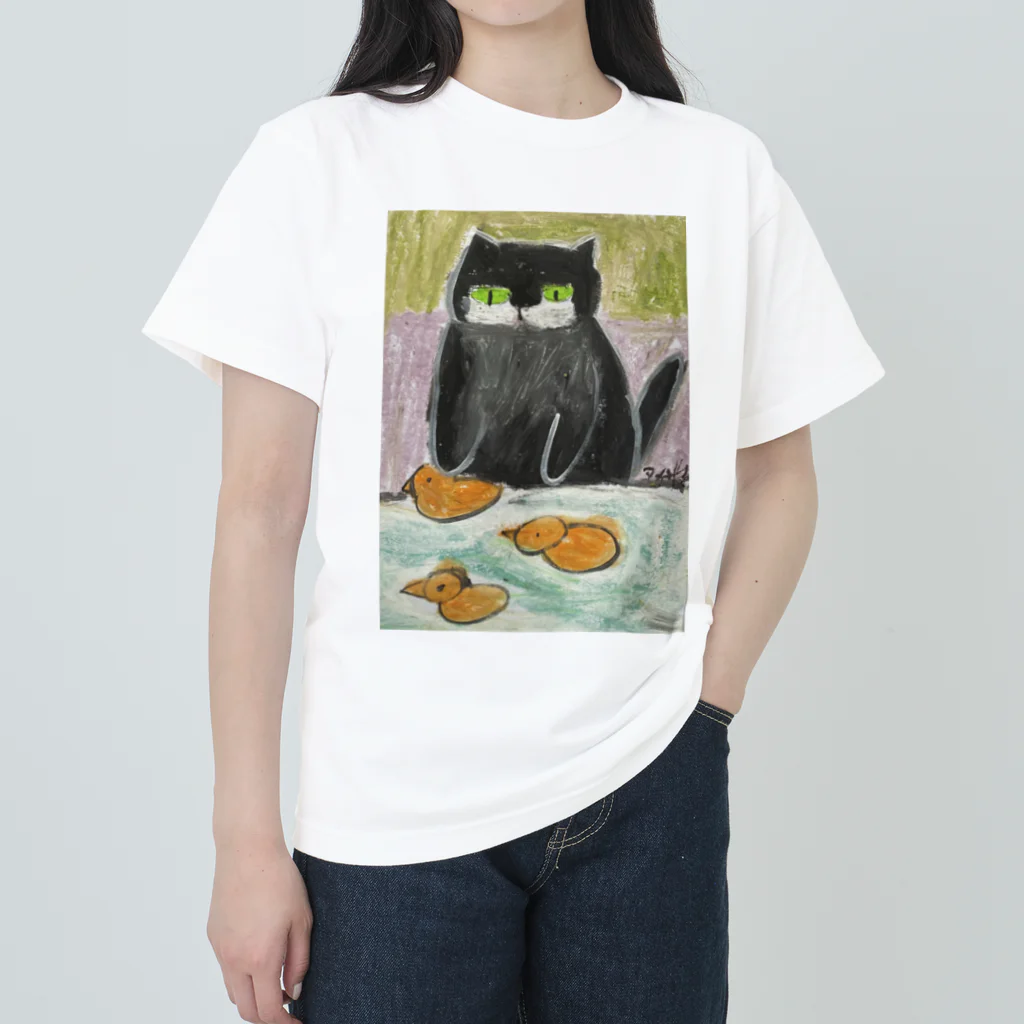 みにゆん　ねこのかわいい黒猫がプールで泳いでいるアヒルを楽しそうに見ている Heavyweight T-Shirt