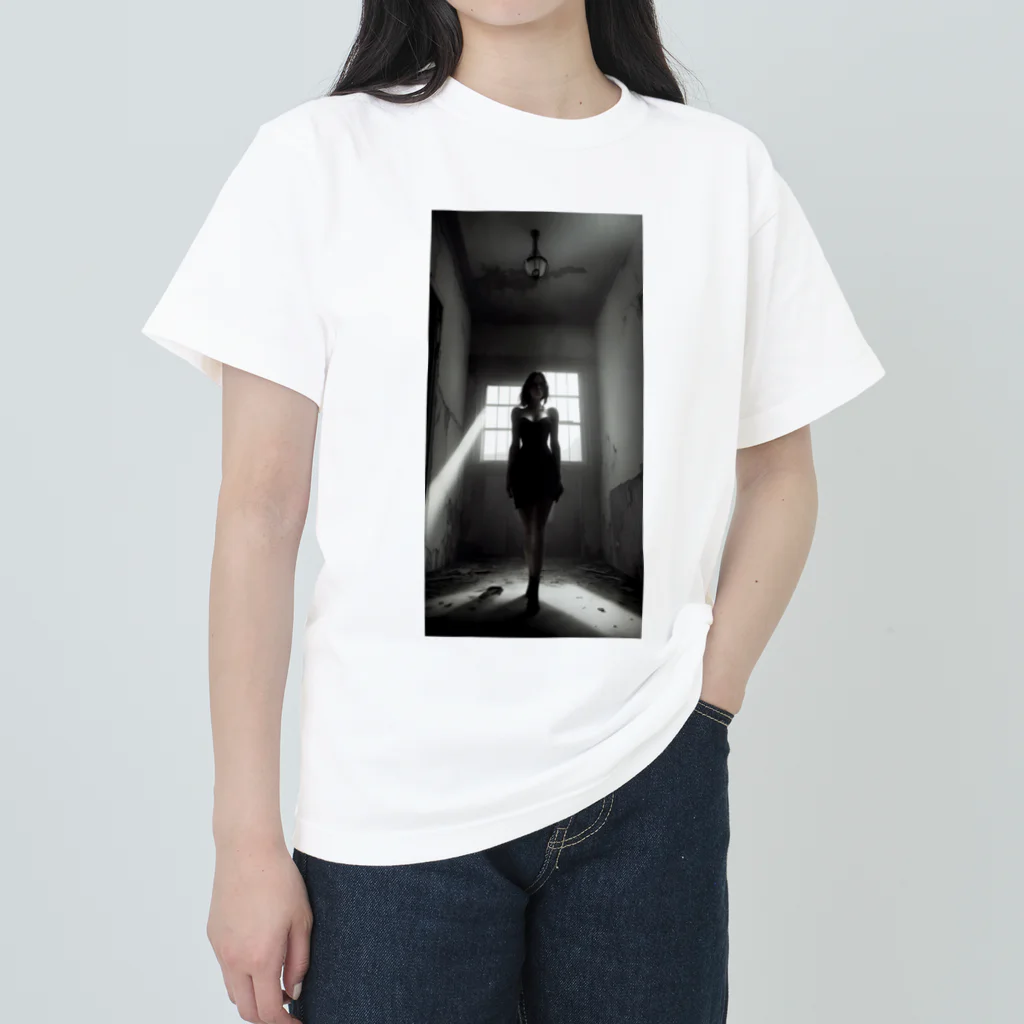 justfit150のa woman in the shadows Heavyweight T-Shirt
