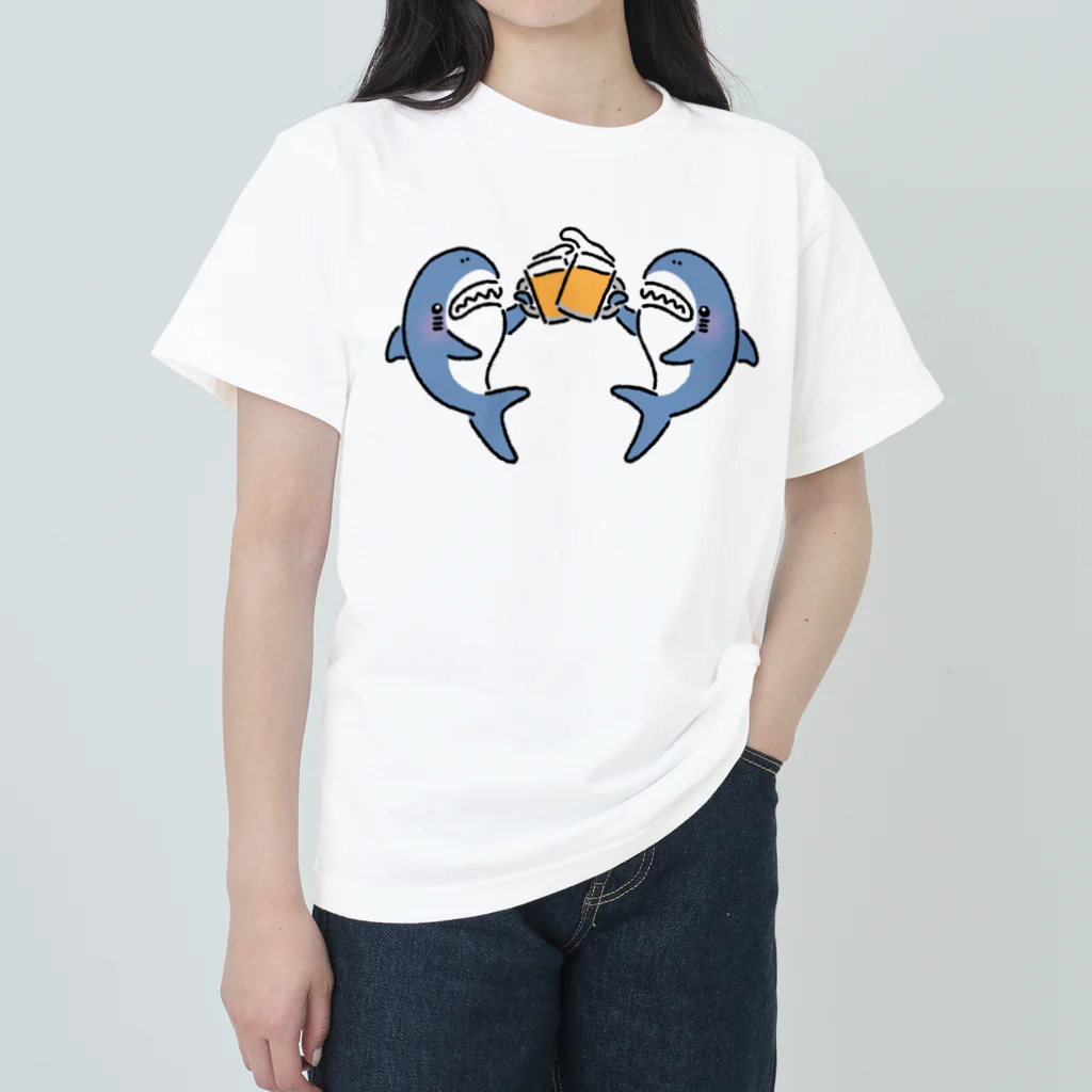 サメ わりとおもいのジョッキを交わすサメ ヘビーウェイトTシャツ