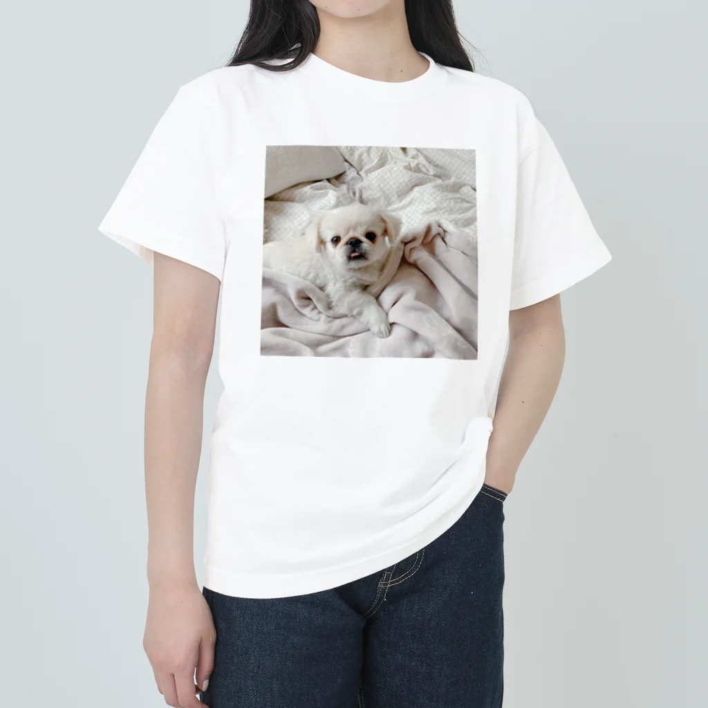 uchinoinumiteの添い寝に誘う犬 ヘビーウェイトTシャツ