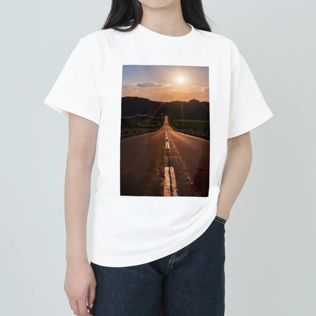 guchy-kの夕陽の向こうは Heavyweight T-Shirt