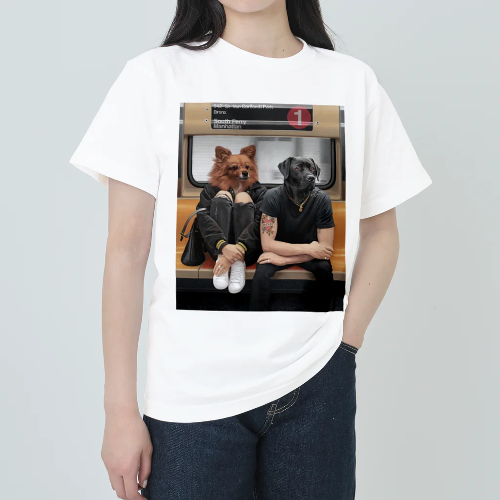 Mottan‘s Art Goods Shopの地下鉄の乗る　犬のカップル Heavyweight T-Shirt