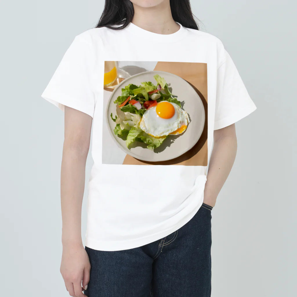 わくわく315-SHOPの目玉焼きとサラダのプレート風アート Heavyweight T-Shirt