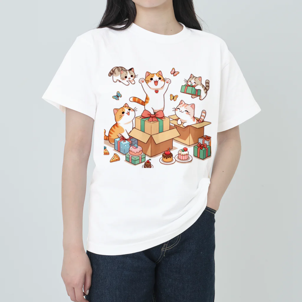 uyuyoshieのプレゼントを開けて喜ぶ可愛い猫たち ヘビーウェイトTシャツ