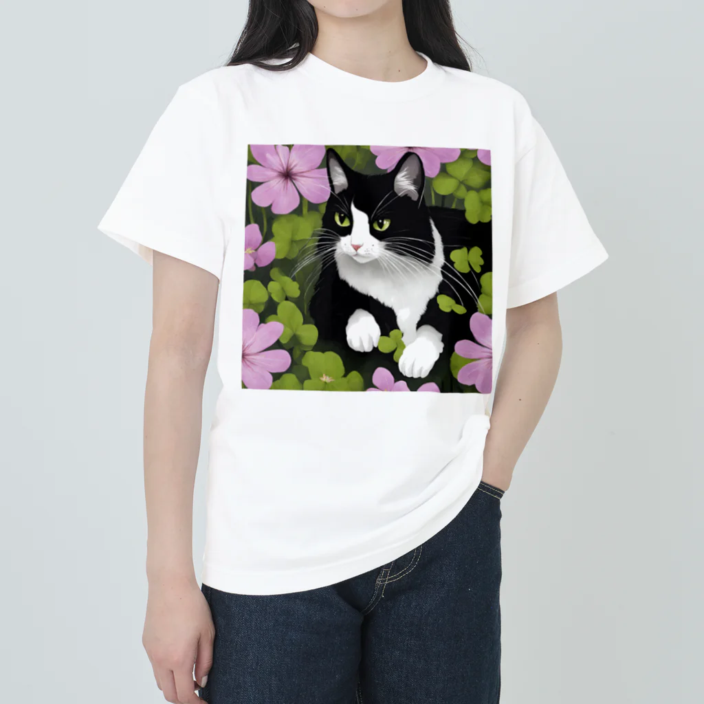 capcat1919のハチワレ白黒猫とオキザリス Heavyweight T-Shirt